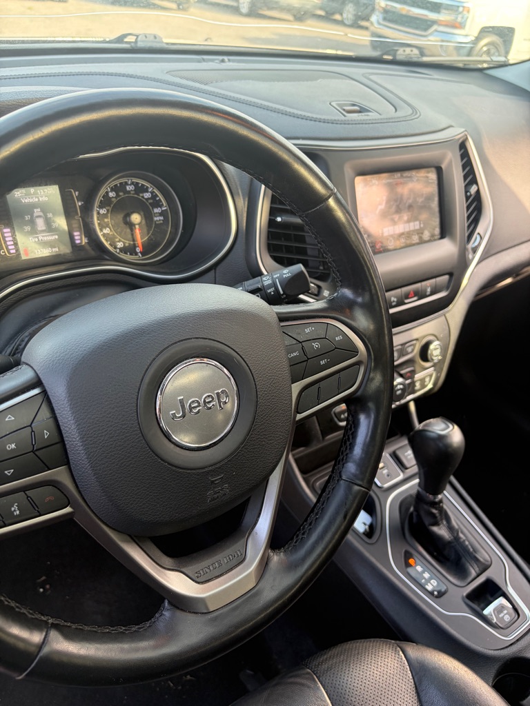 Photo 3 of this JEEP CHEROKEE