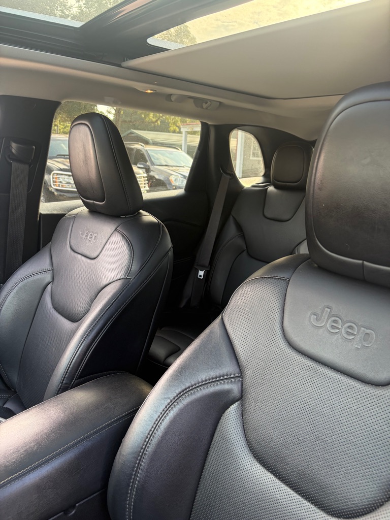 Photo 4 of this JEEP CHEROKEE