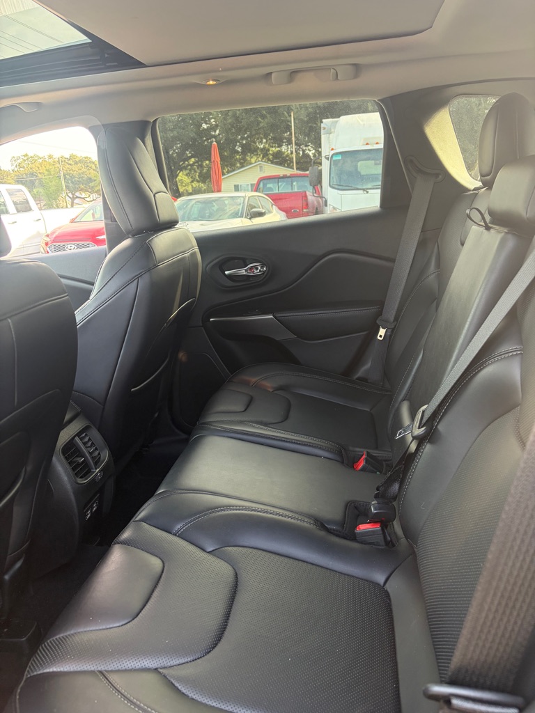Photo 5 of this JEEP CHEROKEE
