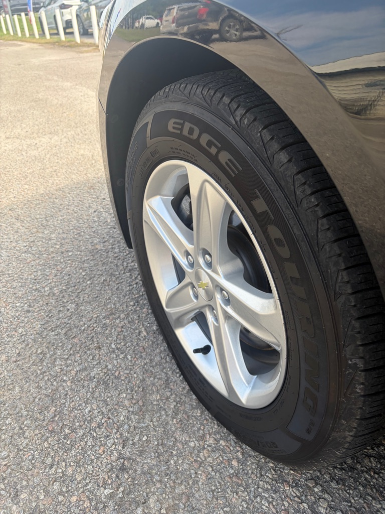 Photo 4 of this CHEVROLET MALIBU