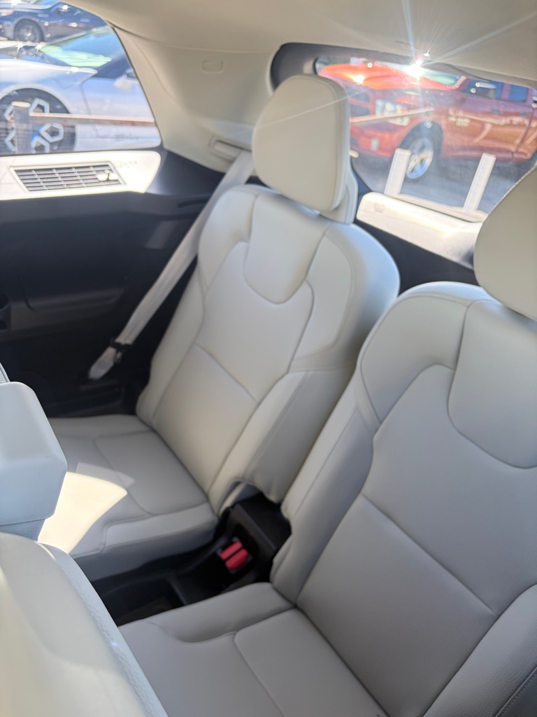 Photo 10 of this VOLVO XC90