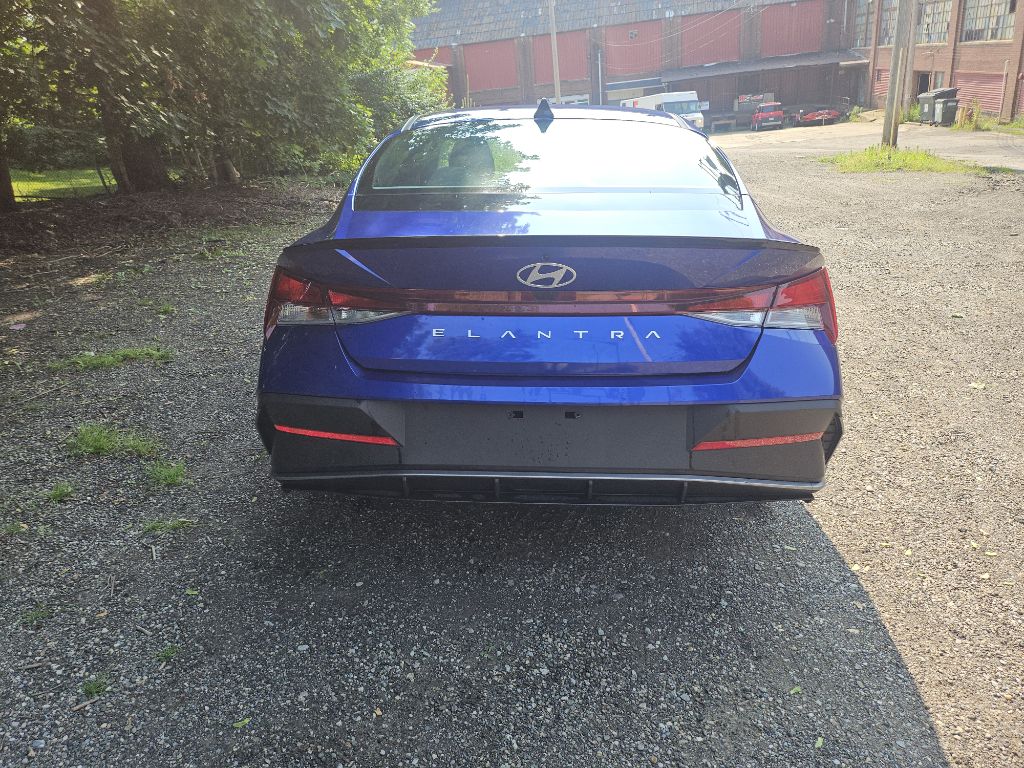Photo 21 of this HYUNDAI ELANTRA