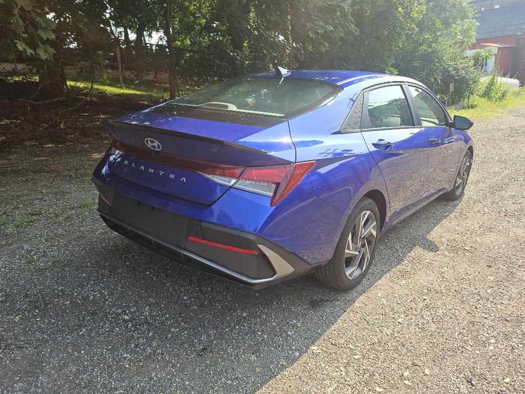 Photo 8 of this HYUNDAI ELANTRA