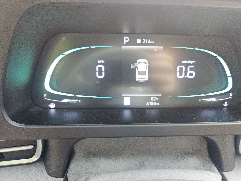 Photo 28 of this HYUNDAI ELANTRA