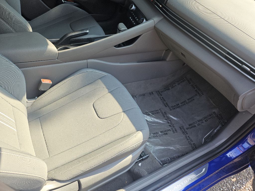 Photo 12 of this HYUNDAI ELANTRA
