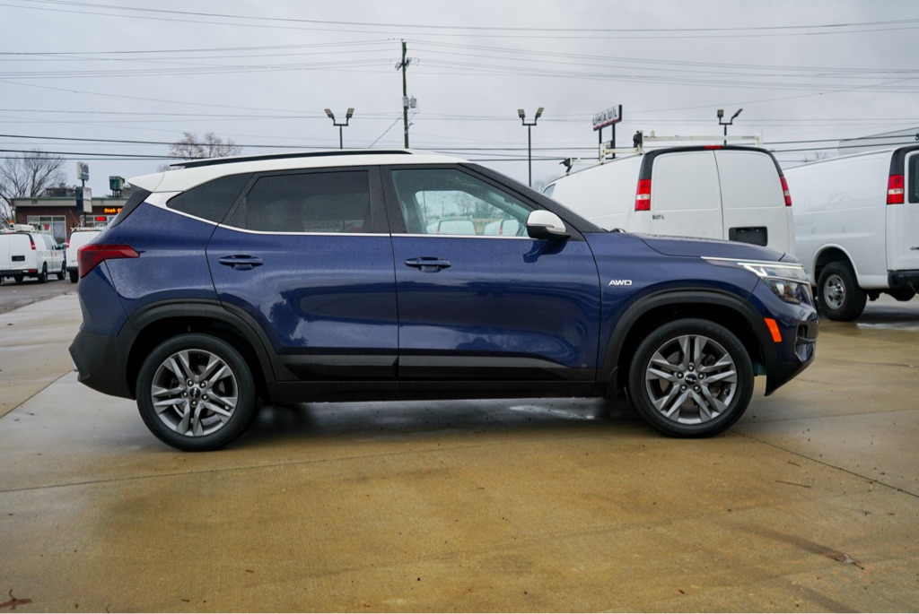 2022 Kia Seltos S Nightfall Edition photo 4