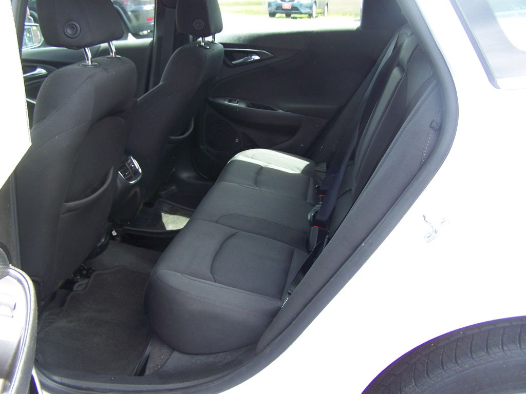 Photo 4 of this CHEVROLET MALIBU