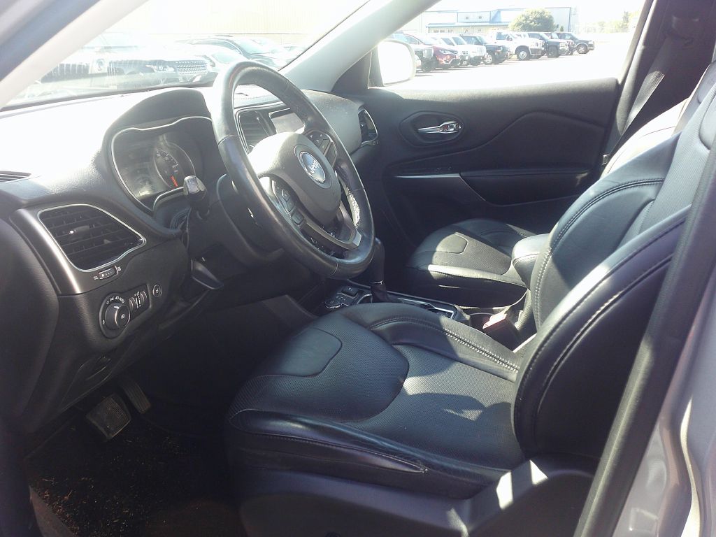 Photo 2 of this JEEP CHEROKEE