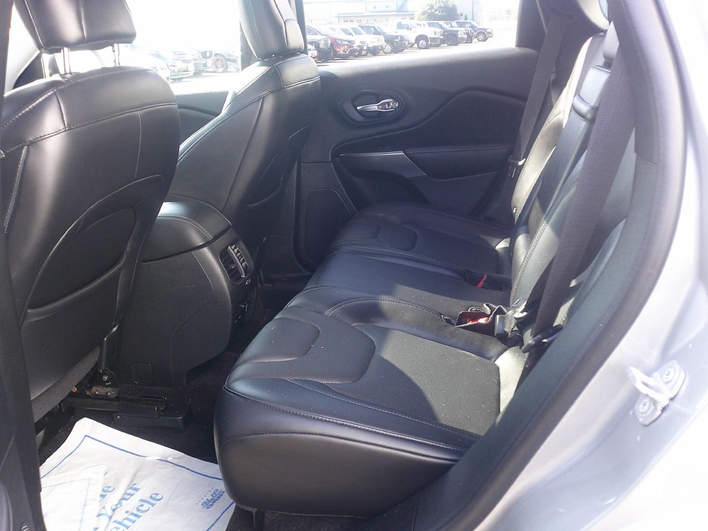 Photo 3 of this JEEP CHEROKEE