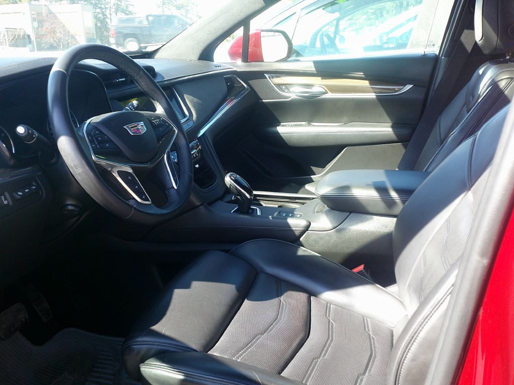 Photo 2 of this CADILLAC XT5 - PLATINUM