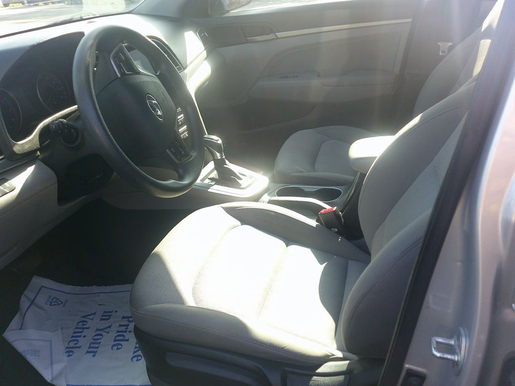 Photo 2 of this HYUNDAI ELANTRA
