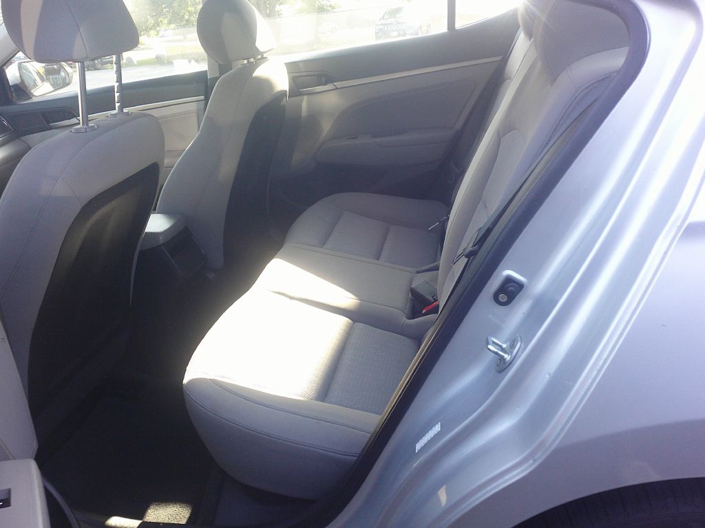 Photo 3 of this HYUNDAI ELANTRA