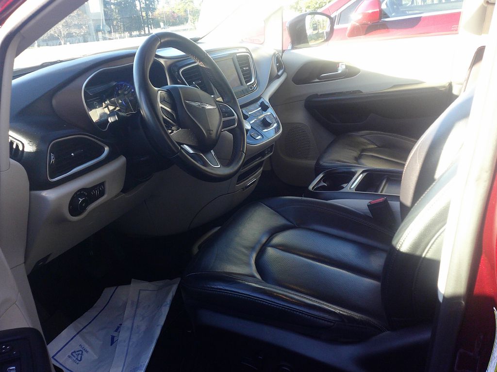 Photo 2 of this CHRYSLER PACIFICA