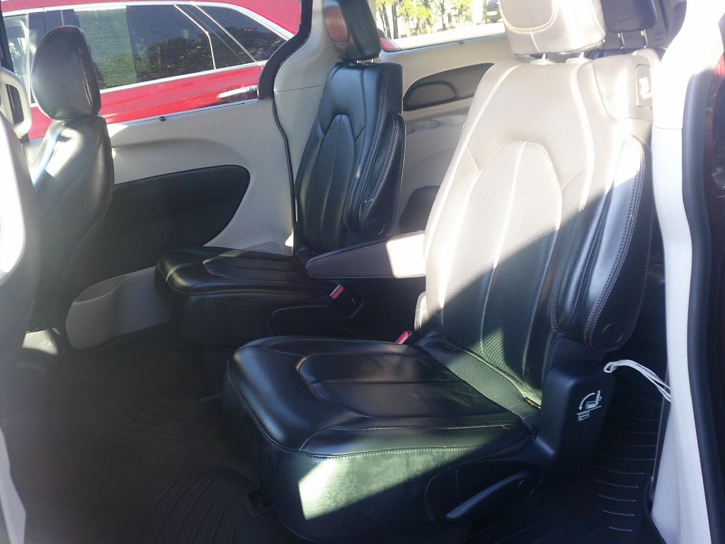 Photo 3 of this CHRYSLER PACIFICA