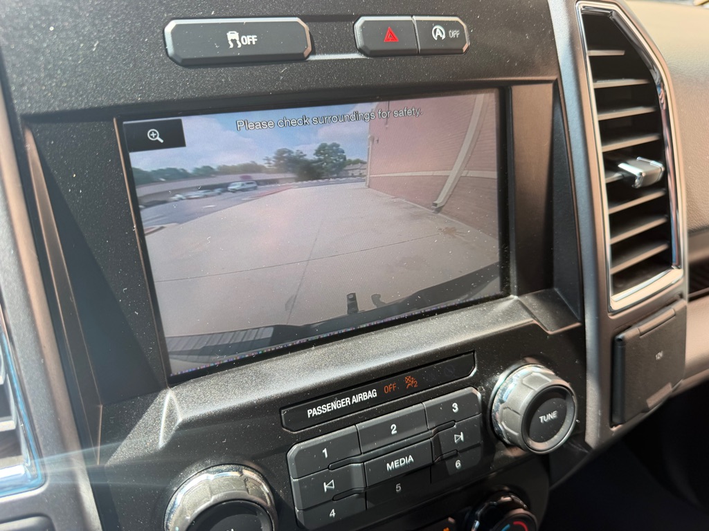 Photo 21 of this FORD F150 XLT 4X4