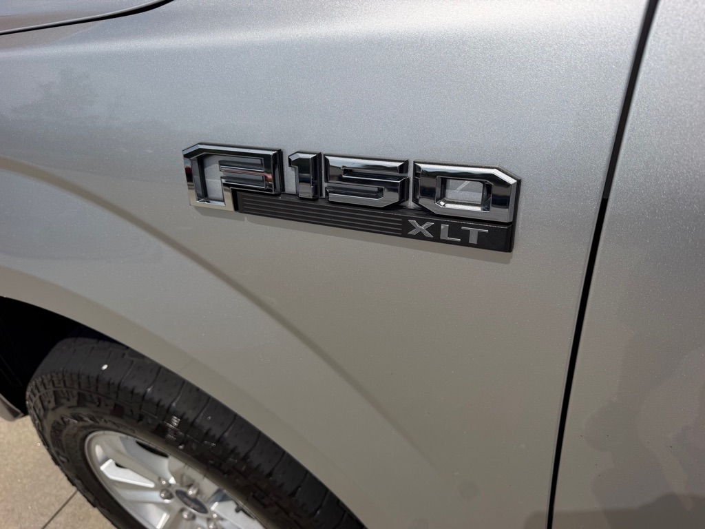 Photo 24 of this FORD F150 XLT 4X4