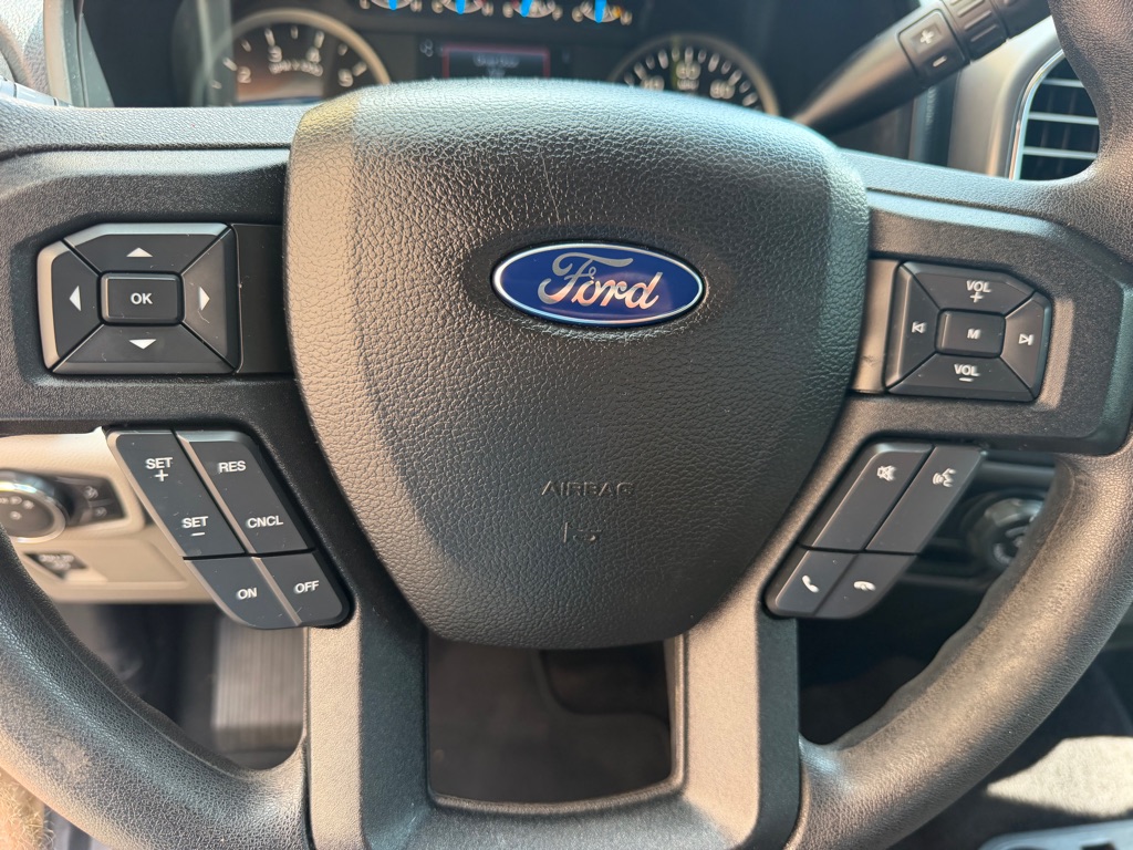 Photo 23 of this FORD F150 XLT 4X4
