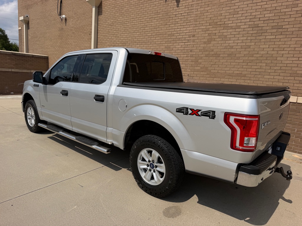 Photo 10 of this FORD F150 XLT 4X4