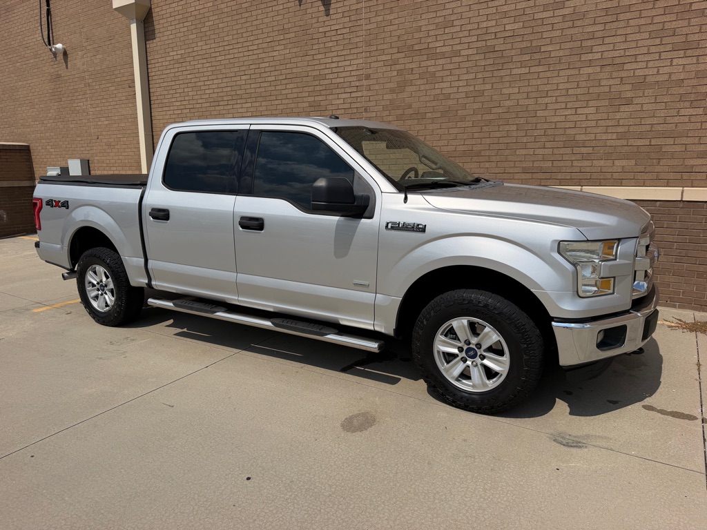 Photo 4 of this FORD F150 XLT 4X4
