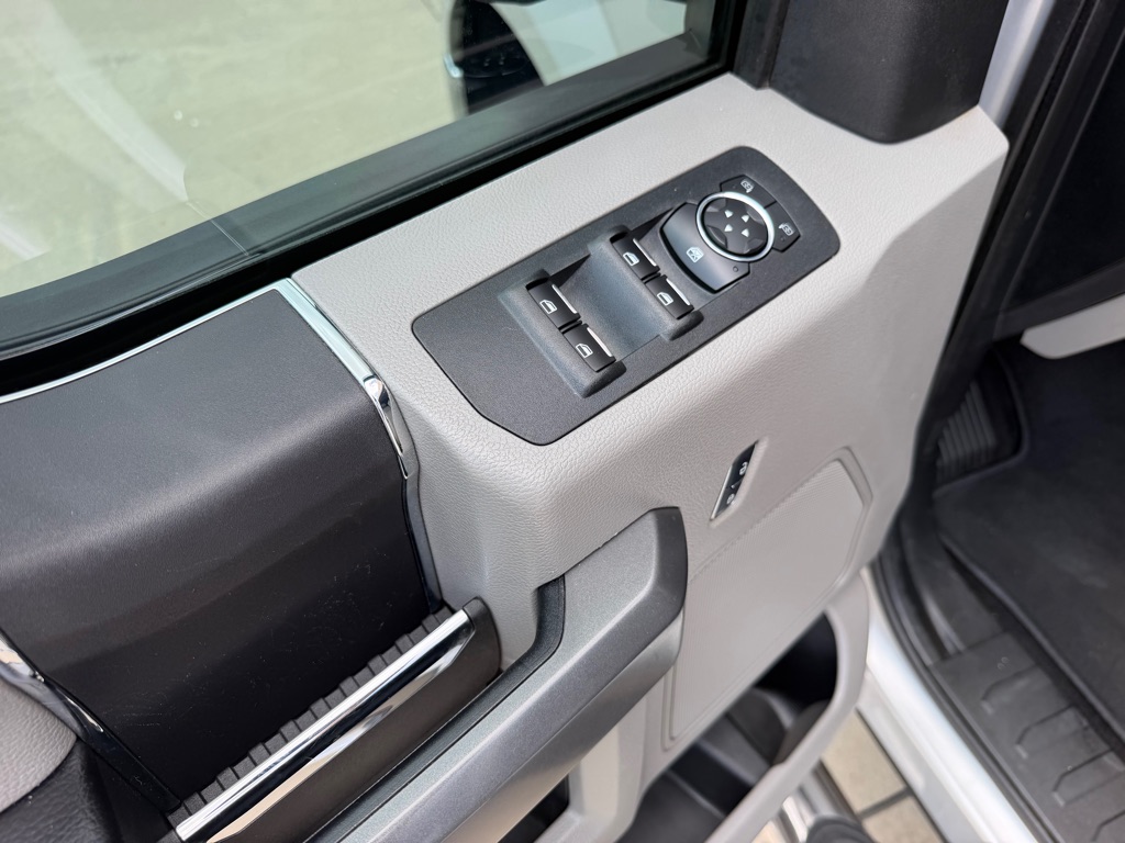 Photo 15 of this FORD F150 XLT 4X4