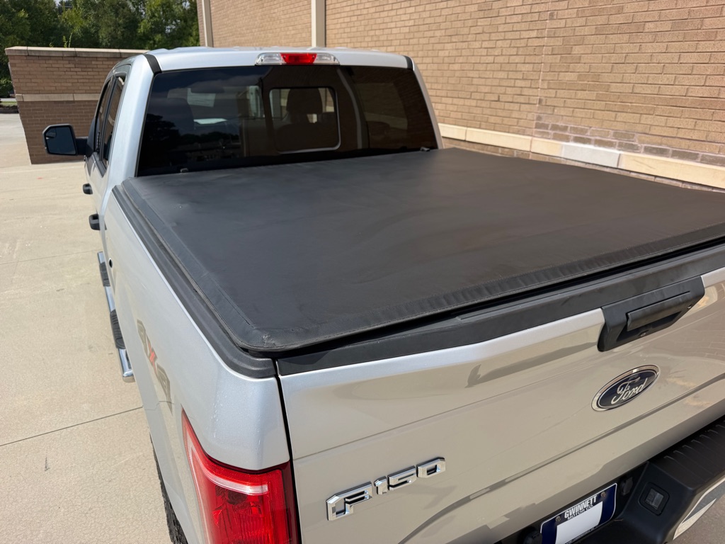 Photo 26 of this FORD F150 XLT 4X4