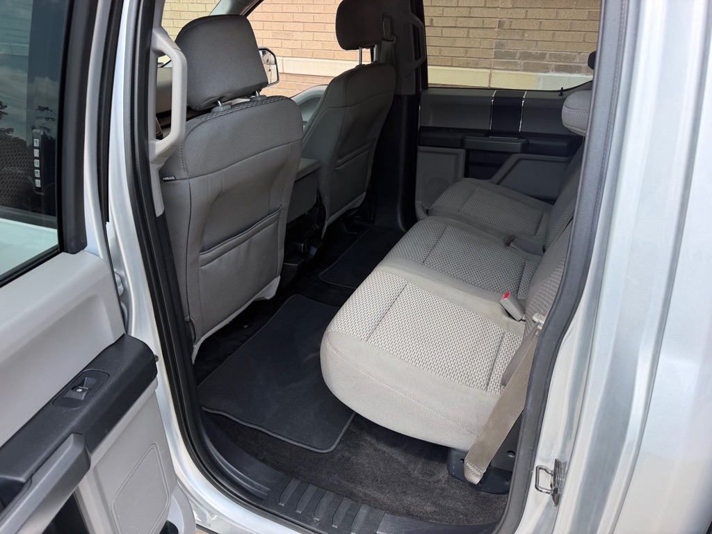 Photo 19 of this FORD F150 XLT 4X4