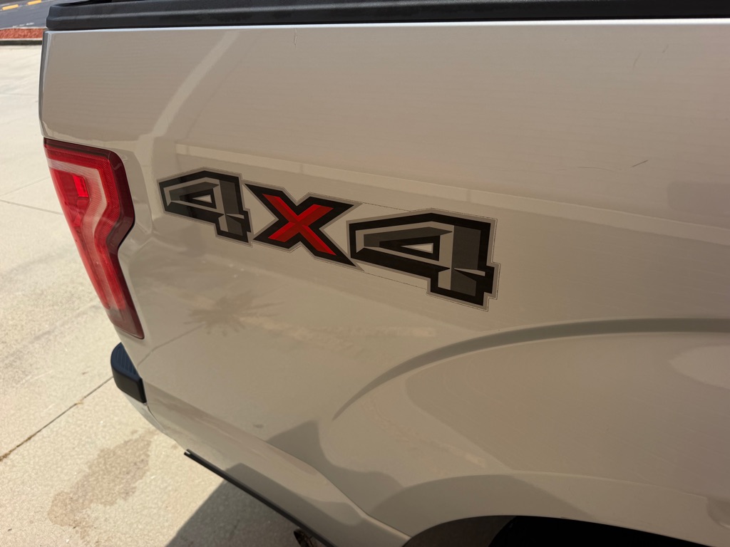 Photo 28 of this FORD F150 XLT 4X4