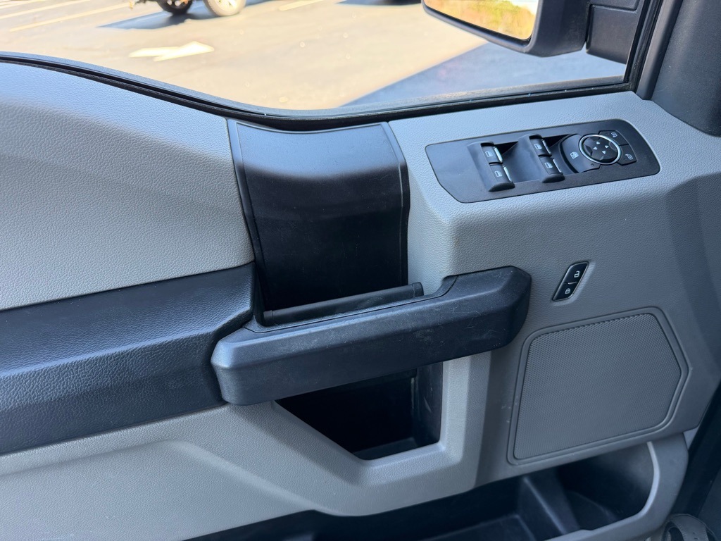 Photo 15 of this FORD F150 XL CREW
