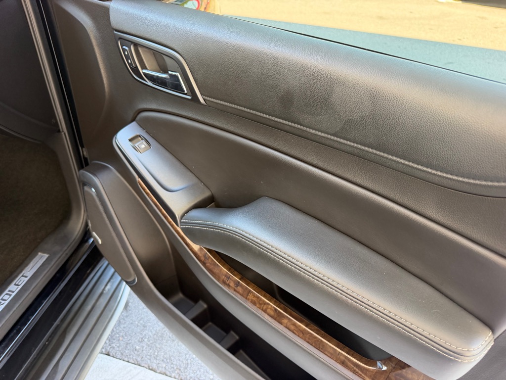 Photo 21 of this CHEVROLET SUBURBAN LT