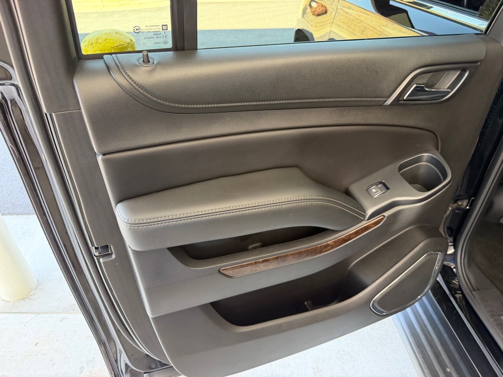 Photo 19 of this CHEVROLET SUBURBAN LT