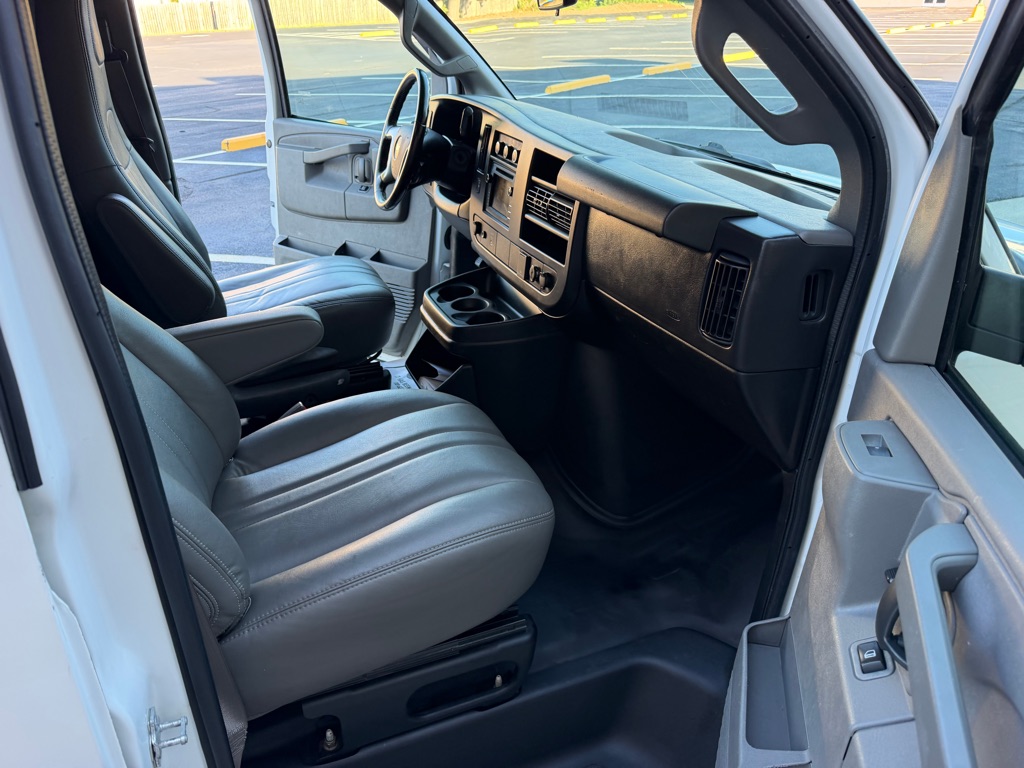 Photo 17 of this CHEVROLET EXPRESS G2500