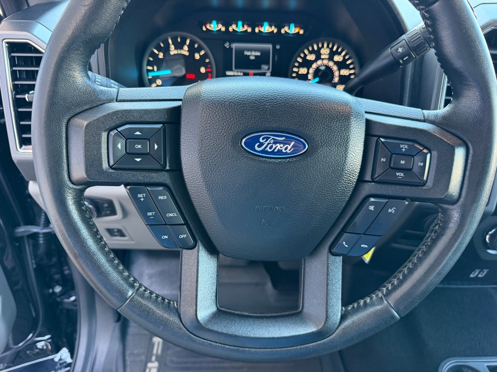 Photo 14 of this FORD F150 XLT 4X4