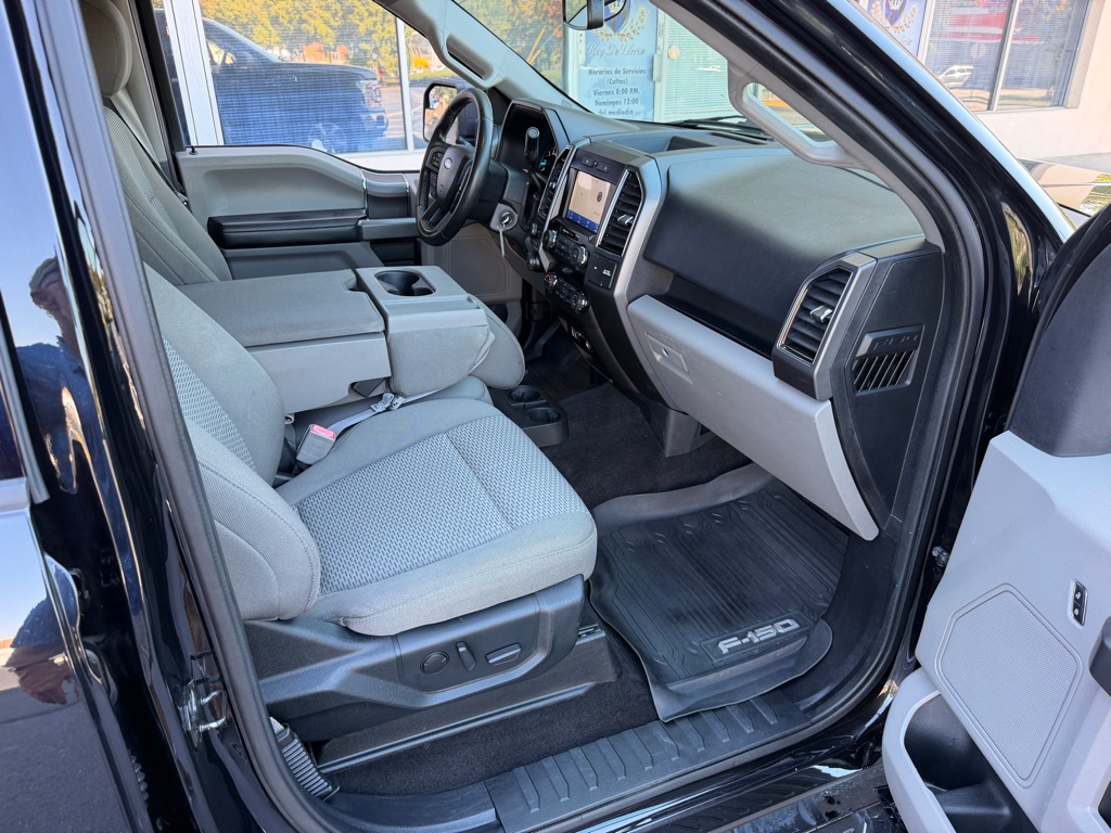 Photo 21 of this FORD F150 XLT 4X4