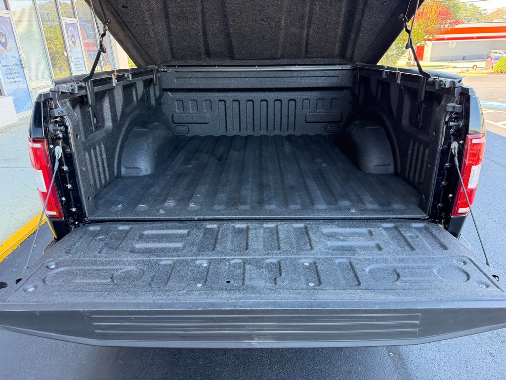 Photo 29 of this FORD F150 XLT 4X4