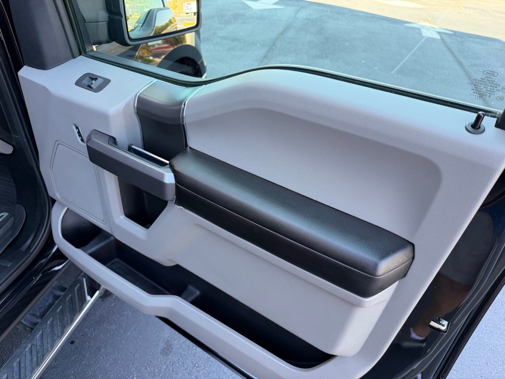 Photo 22 of this FORD F150 XLT 4X4