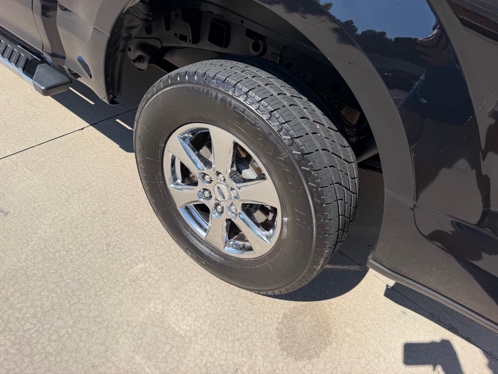 Photo 28 of this FORD F150 XLT 4X4