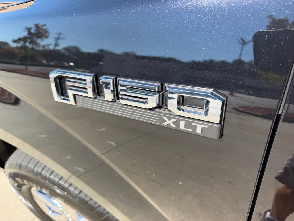 Photo 26 of this FORD F150 XLT 4X4