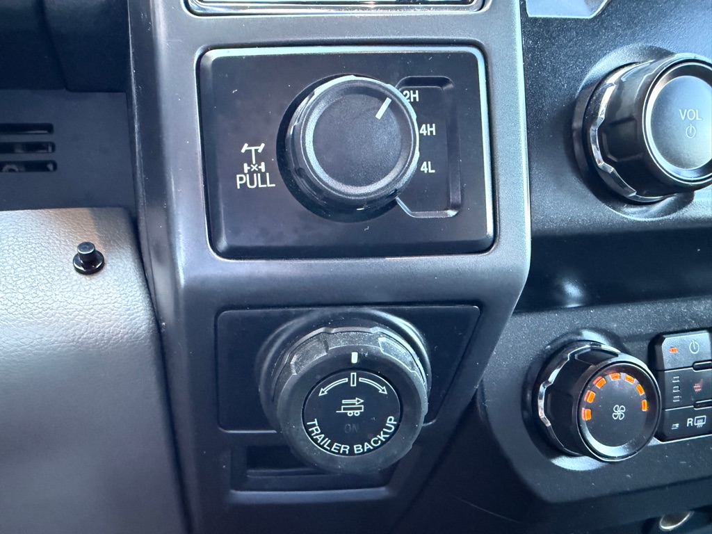 Photo 31 of this FORD F150 XLT 4X4