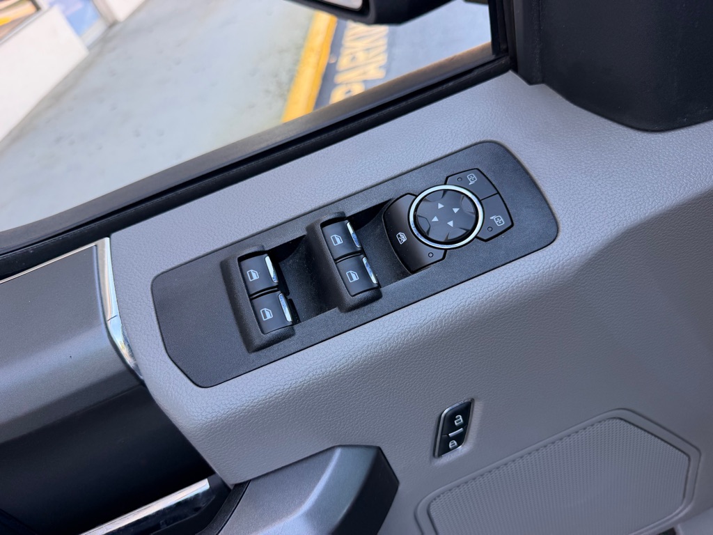 Photo 17 of this FORD F150 XLT 4X4