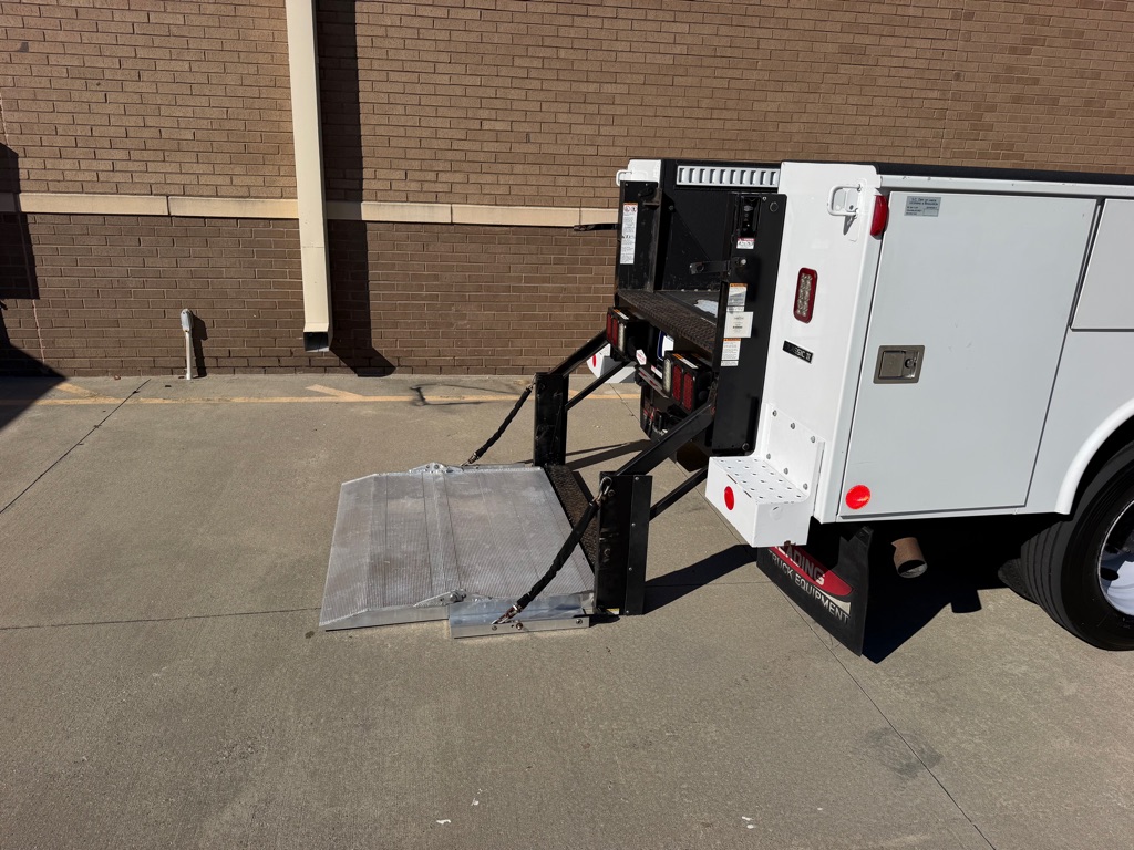 Photo 12 of this FORD F450 UTILITY