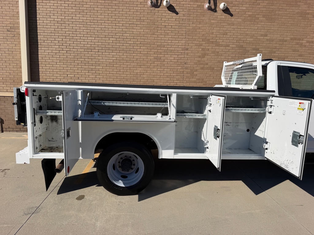 Photo 13 of this FORD F450 UTILITY