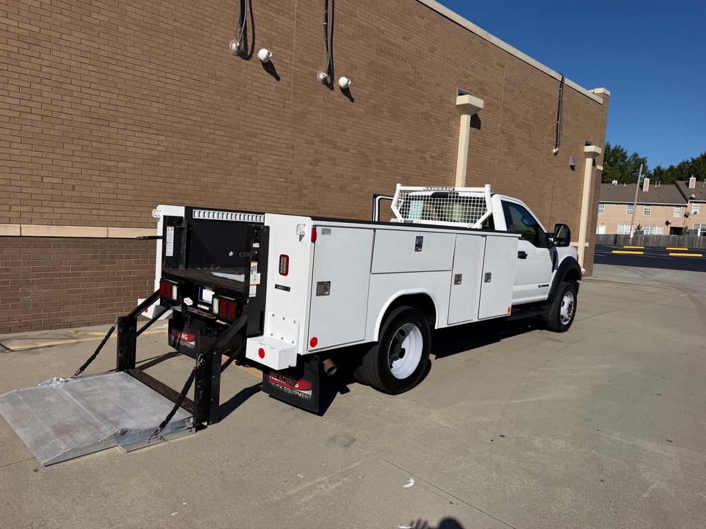 Photo 2 of this FORD F450 UTILITY