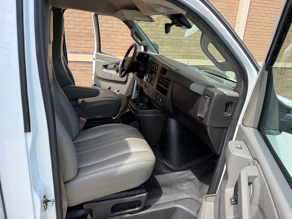 Photo 17 of this GMC SAVANA G3500