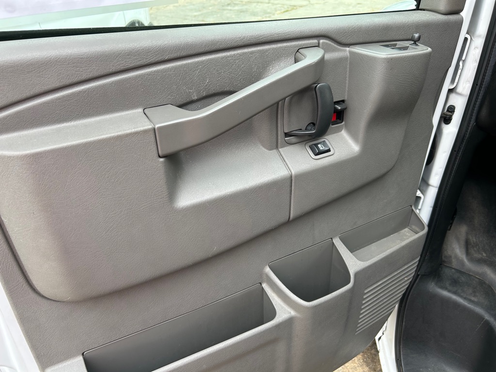 Photo 13 of this CHEVROLET EXPRESS G2500