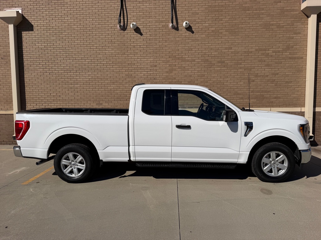 Photo 3 of this FORD F150 SC XLT