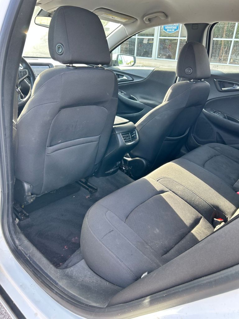 Photo 6 of this CHEVROLET MALIBU