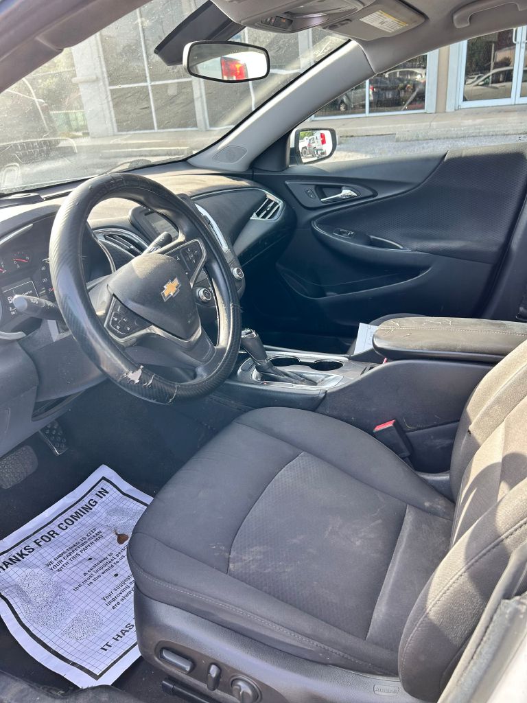 Photo 5 of this CHEVROLET MALIBU