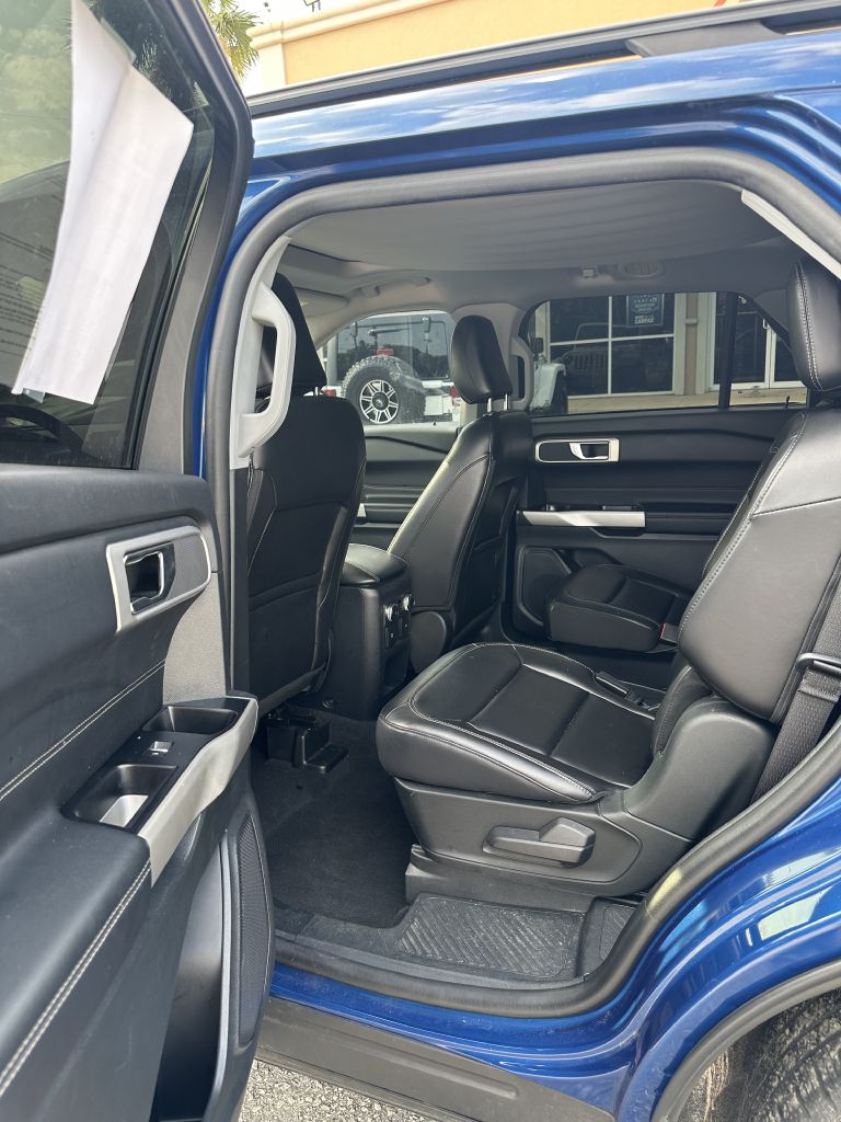 Photo 6 of this FORD EXPLORER