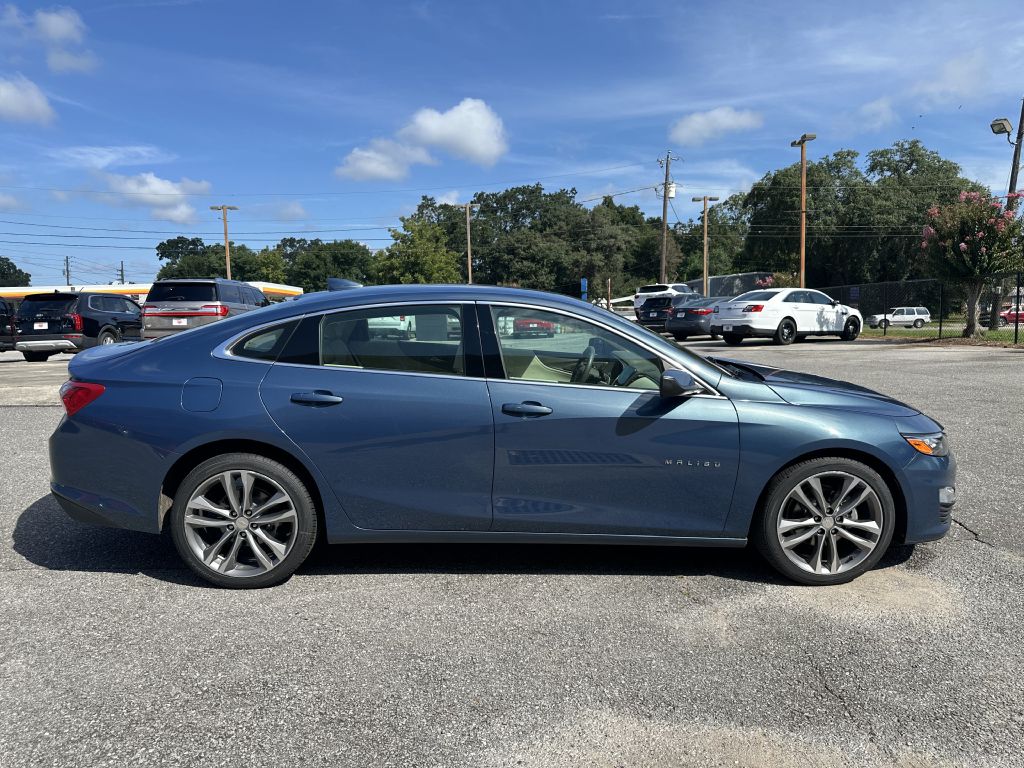 Photo 2 of this CHEVROLET MALIBU