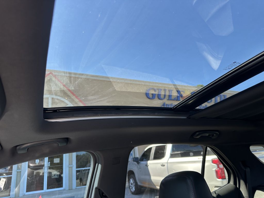 Photo 8 of this CHEVROLET EQUINOX